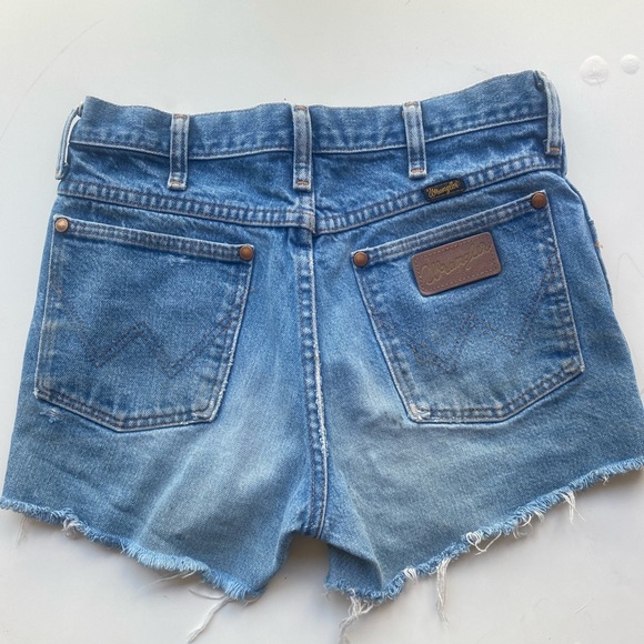 Vintage Wrangler cut off jean shorts - Picture 2 of 3